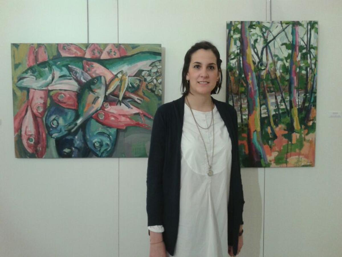 Teresa Álvarez con varias de sus pinturas