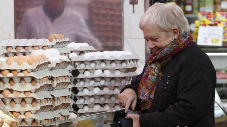 Una mujer compra en un mercado de Barcelona.