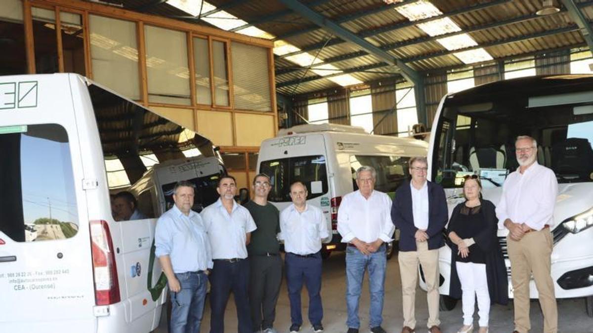 Visita del delegado de la Xunta y el alcalde de San Cristovo de Cea a Autocares Pérez.