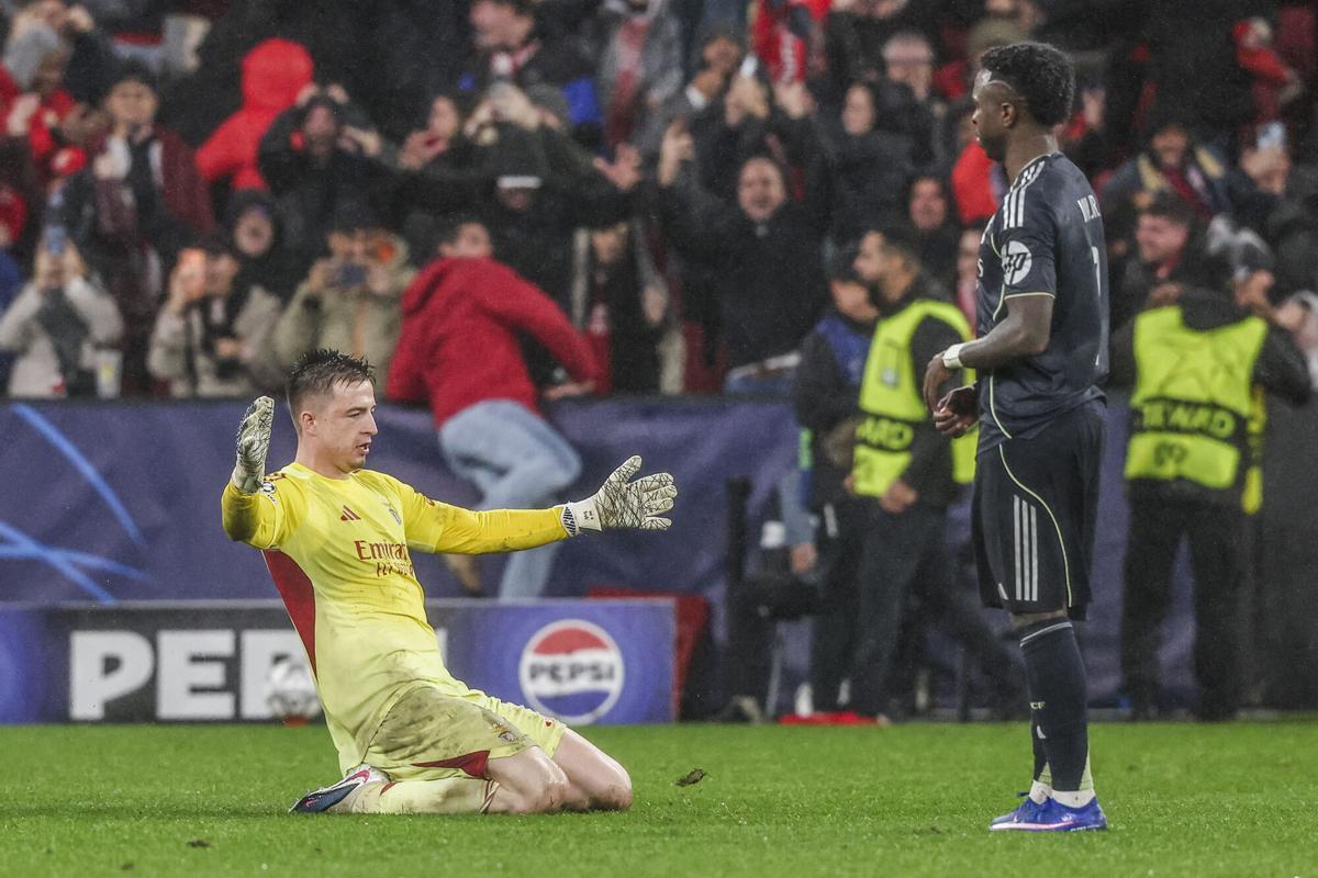 Lisbon (Portugal), 28/01/2026.- Benfica's goalkeeper Anatoliy Trubin (L) celebrates scoring the 4-2 goal during the UEFA Champions League soccer match between SL Benfica and Real Madrid, in Lisbon, Portugal, 28 January 2026. (Liga de Campeones, Lisboa) EFE/EPA/JOSE SENA GOULAO