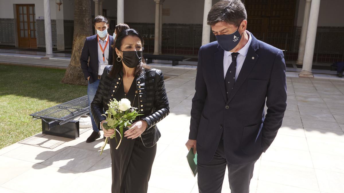 Marta Bosquets, con una flor blanca para depositar en el escaño de Javier Imbroda, y Juan Marín.