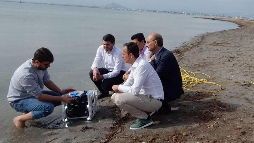 El consejero de Medio Ambiente y el director general del Mar Menor comprobaron el trabajo de los drones en la laguna.