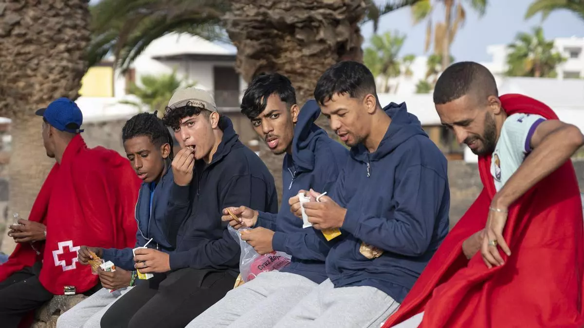 Llegada de una patera con 21 migrantes magrebíes a una playa de Costa Teguise, en Lanzarote
