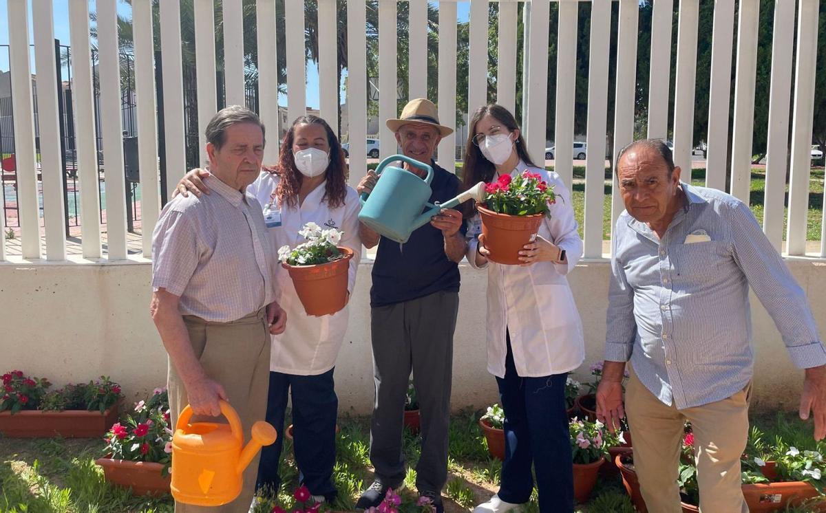 Un grupo de residentes, en la imagen superior. A la izquierda, la directora del Centro, Victoria Cano. | L.O.