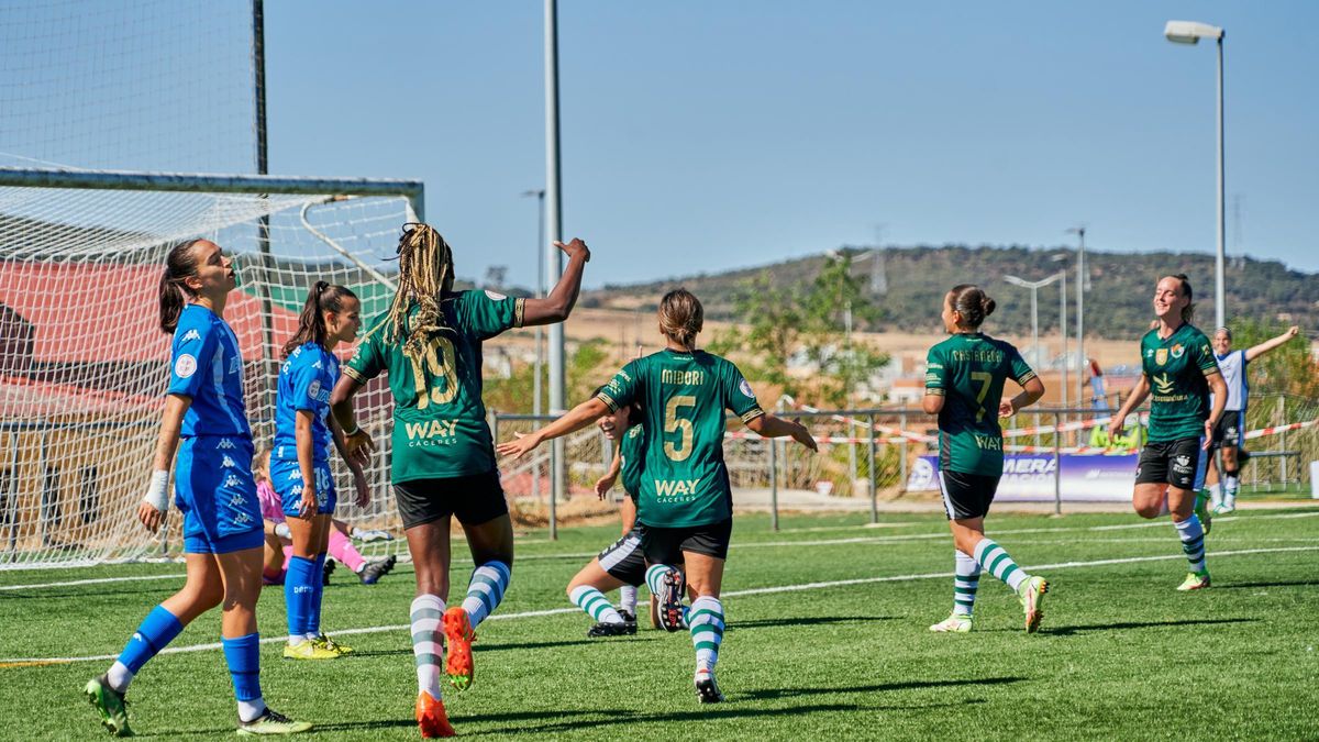 El Cacereño Femenino, festejando uno de sus cuatro goles en el partido de liga disputado en Pinilla.