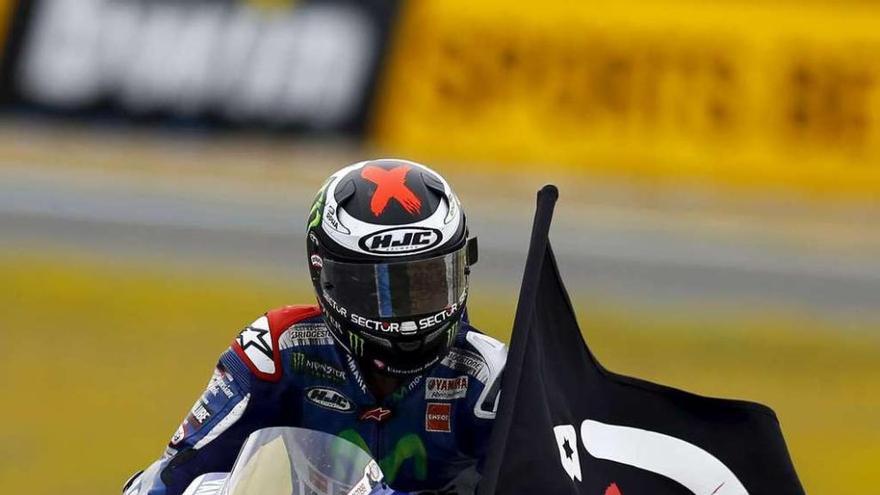 Jorge Lorenzo celebra su victoria en Jerez ondeando una bandera.