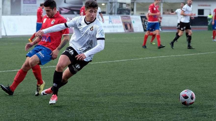 El caudalista Davo realiza un pase ante el jugador del Colunga Cid.