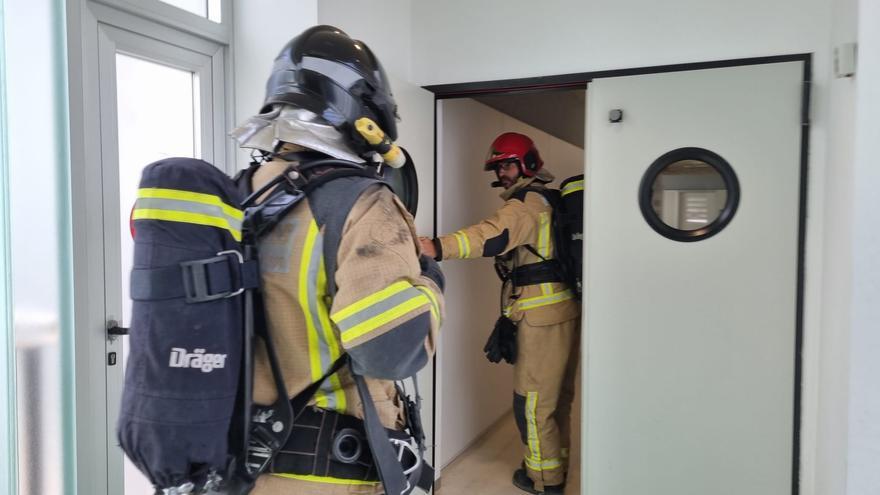 Preparados para un posible incendio en el centro de salud de Sant Antoni