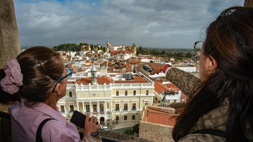 Llegan los primeros visitantes a la torre de la catedral de Badajoz: «¡Si desde aquí se ve hasta mi casa!»