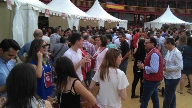 Los ciudadanos disfrutar de la Feria del Vino.