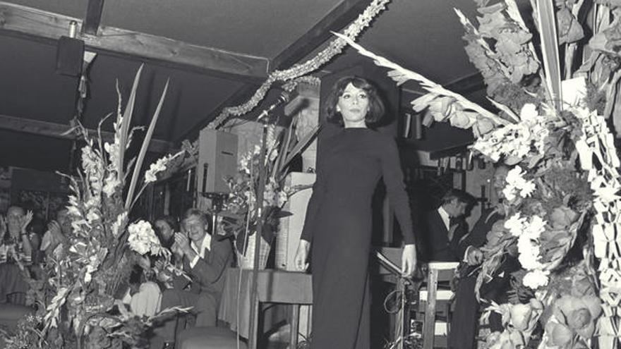 Juliette Gréco sobre l&#039;escenari,  amb els rams de flors que va rebre al final de la seva actuació.