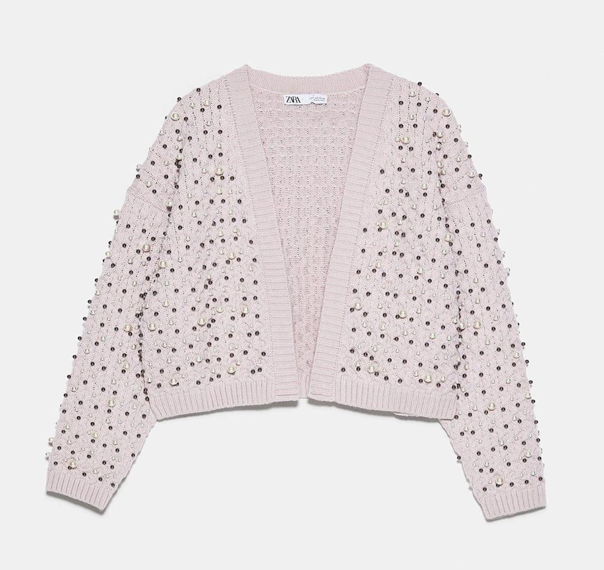 Chaqueta punto con perlas, de Zara (precio: 35,95 euros)