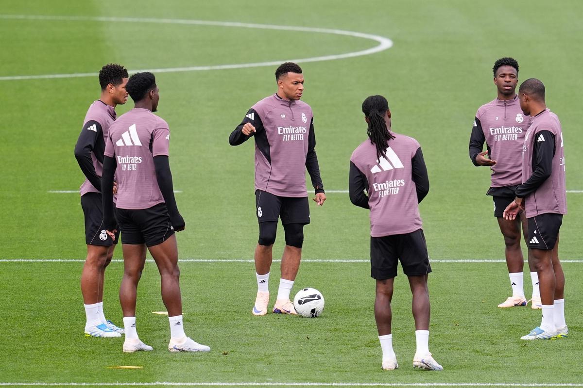 La baixa de Mbappé agafa «per sorpresa» el vestidor del Reial Madrid