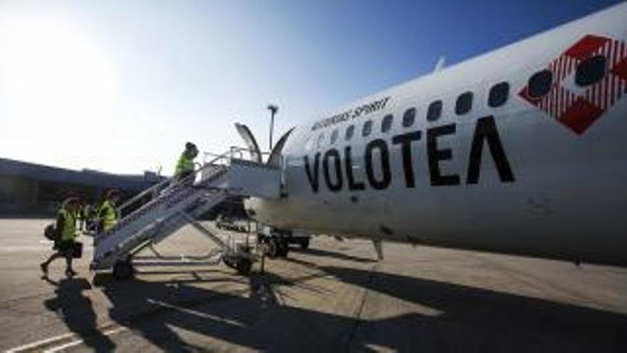 Un avión de Volotea en el aeropuerto de Asturias.