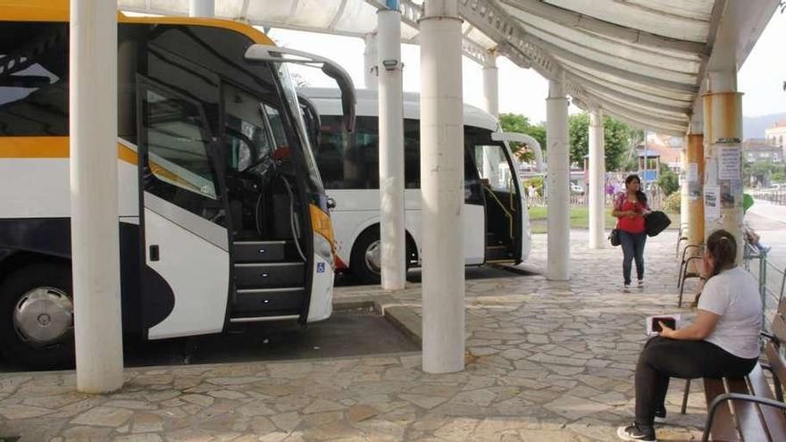 Usuarios de las líneas de autobús que realizan las empresas Monbus y Cerqueiro, en la estación de Cangas. // G.Núñez