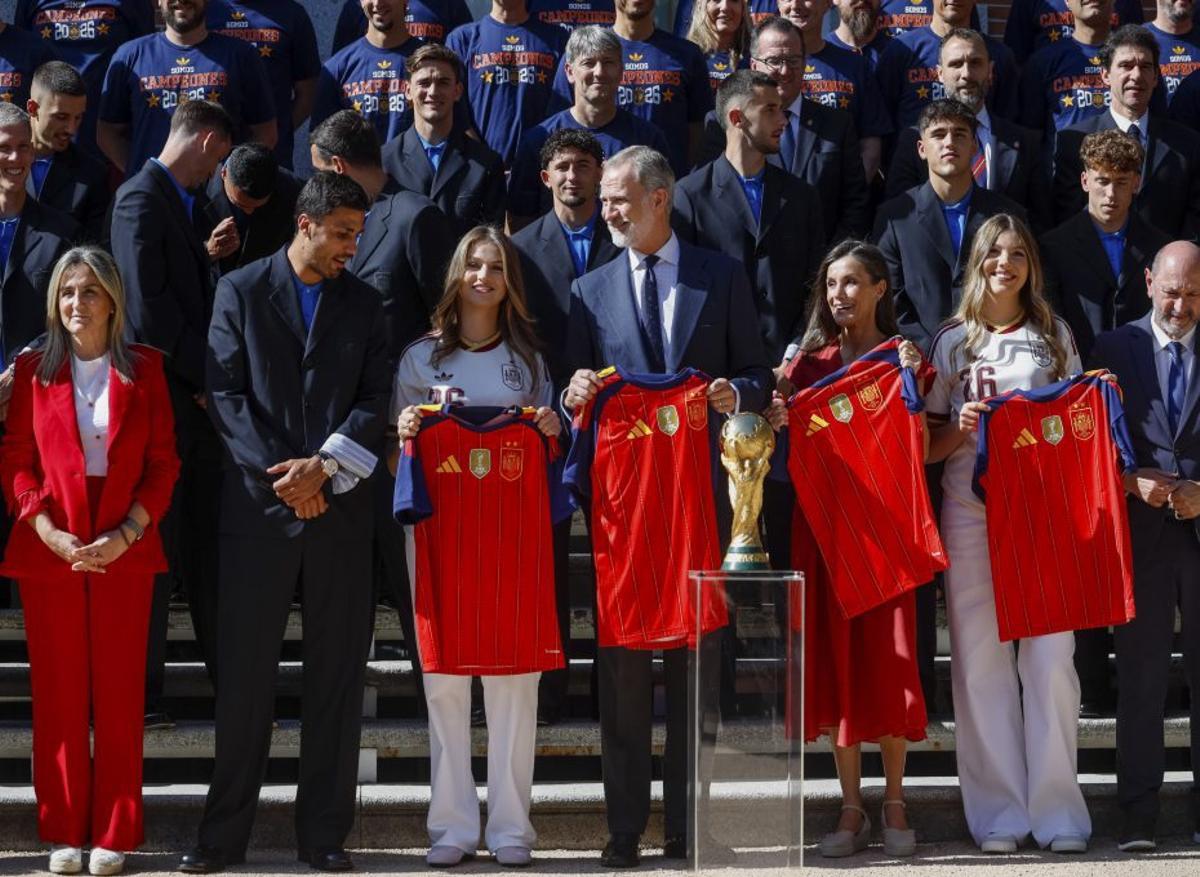 La família reial es fotografia amb els campions, ahir a la Zarzuela. | VIOLETA SANTOS MOURA / REUTERS