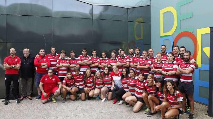 Representación del Gijón Rugby, junto a la olímpica Berta García.