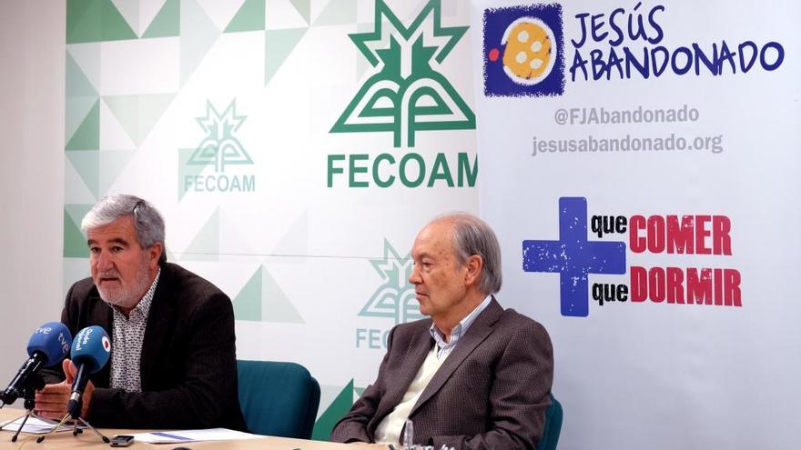 Santiago Martínez, presidente de Fecoam, y José Moreno, presidente de la Fundación Jesús Abandonado, firman un convenio de colaboración el pasado año.