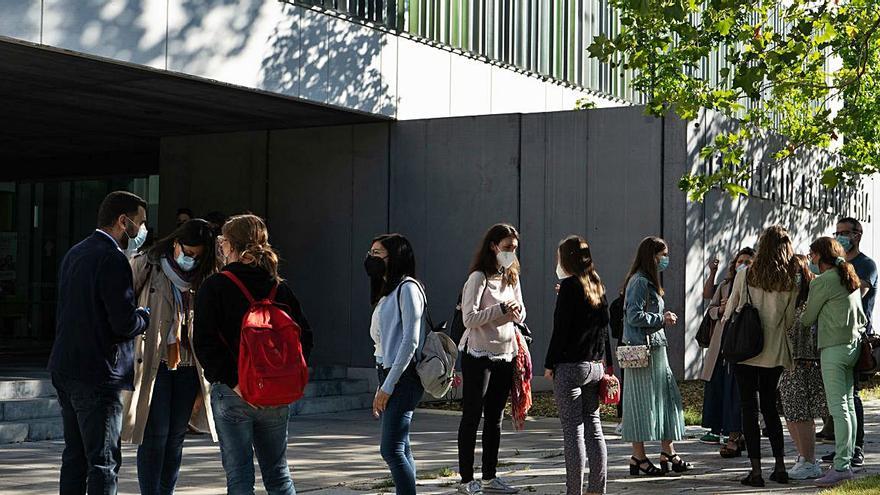 Opositores de las plazas convocadas por Sacyl, a las puertas de la Escuela de Enfermería