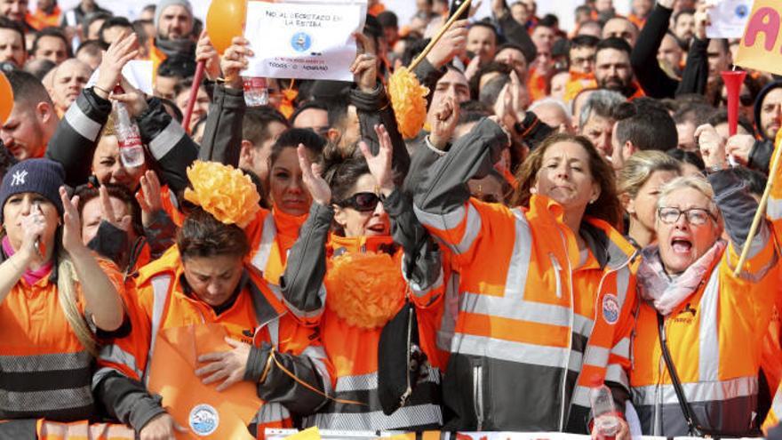 Los estibadores convocan tres semanas de paros en marzo