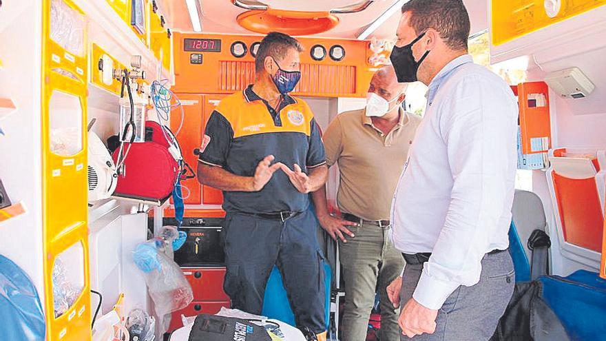 Protección Civil recibe una ambulancia de soporte vital básico valorada en 74.000 euros