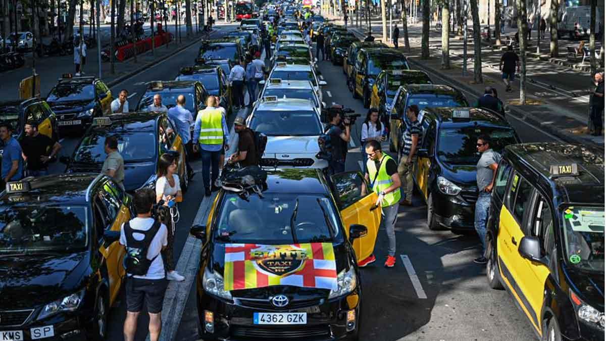 Los taxistas de Barcelona, preparados para iniciar la marcha lenta por la ciudad