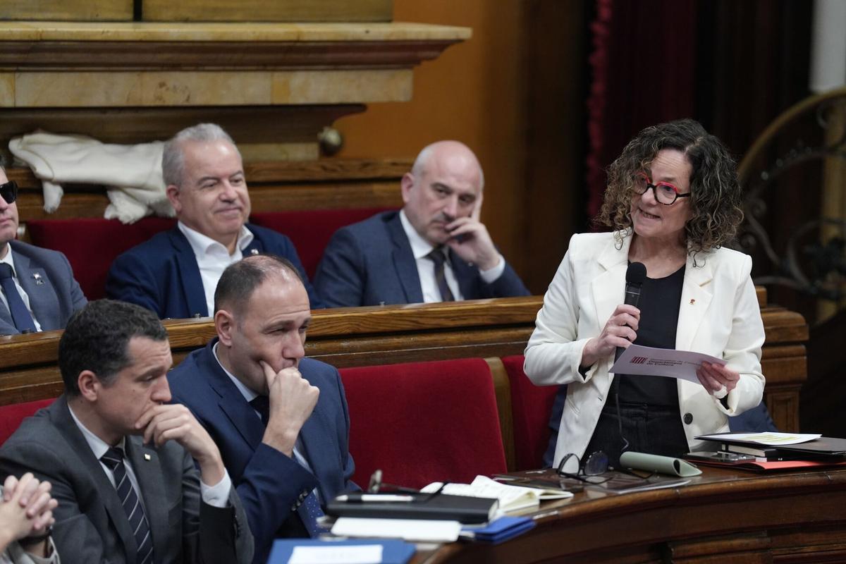La consellera de Cultura de la Generalitat de Catalunya, Sònia Hernández, interviene durante una sesión de control al Govern, en el Parlament de Catalunya.