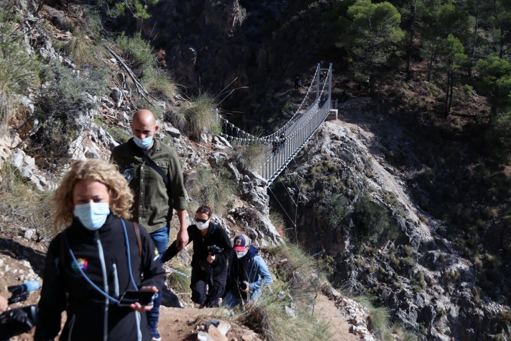 Inauguran el puente colgante de El Saltillo, en la Axarquía