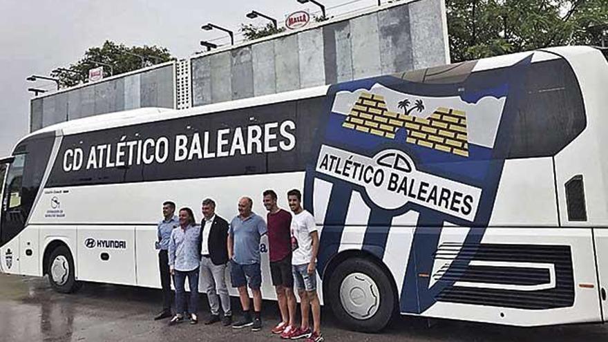 El Baleares presentÃ³ ayer el autocar oficial del club con la ayuda de Mandiola, Villapalos y Vallori.