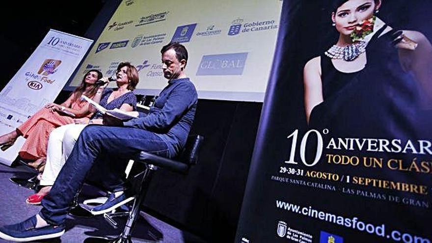 La directora de Marketing de KIA Canarias, Graciela Romero, la concejala de Cultura, Encarna Galván, y el director del Festival, Jorge Balbás.