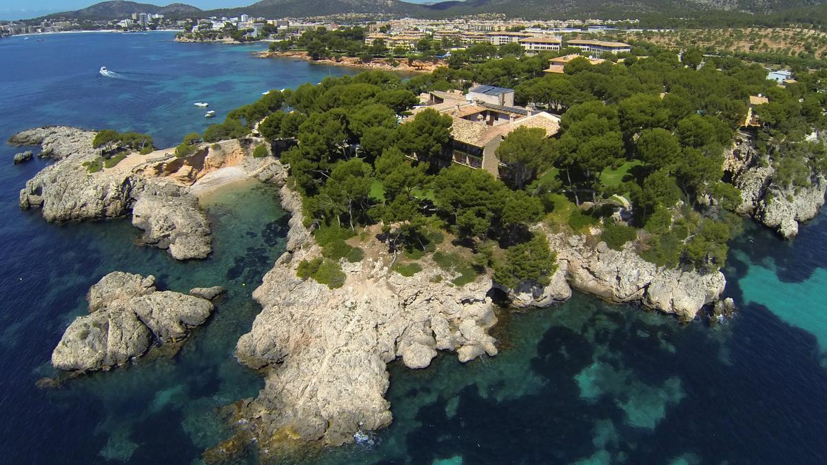 Das auf einer Landspitze gelegene Hotel Punta Negra in Costa d&#039;en Blanes.