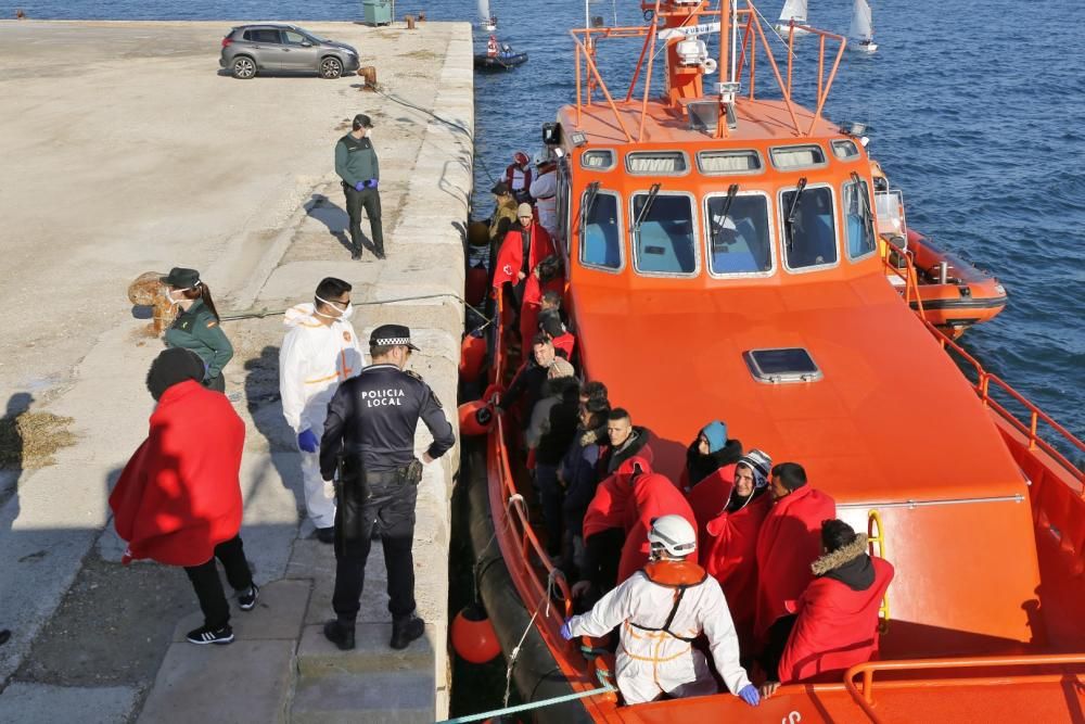 Guardia Civil, Cruz Roja y Salvamento Marítimo han puesto en marcha el protocolo para recepcionar a 24 personas rescatadas en el mar y que ocupaban una patera. 20 hombres y cuatro mujeres