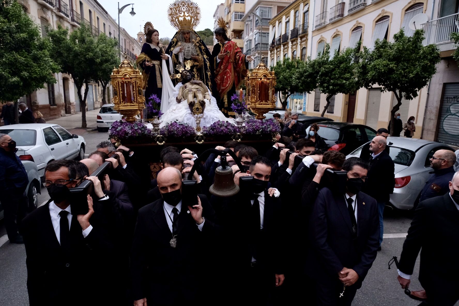 El Yacente de la Paz y la Unidad, junto a las imágenes de Santa María del Monte Calvario, San Juan Evangelista y María Magdalena, la XIV Estación