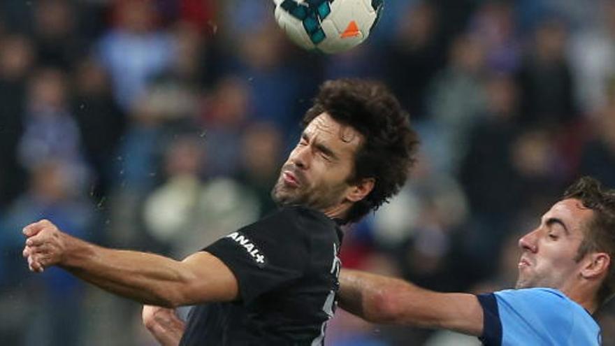 El centrocampista de la Real Sociedad, Xabi Prieto (i)