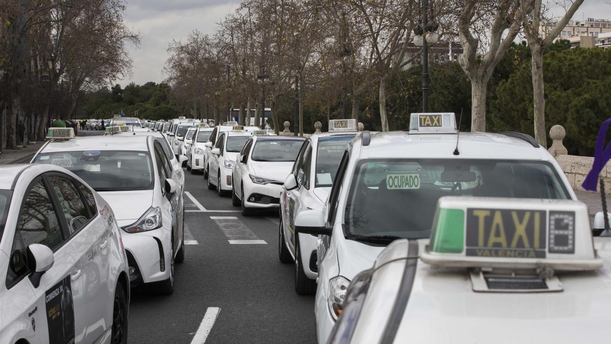 ECONOMIA / Huelga del sector del taxi para exigir restricciones a Uber y Cabify