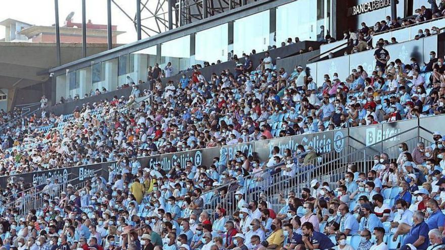 Aficionados del Celta en el estadio Abanca-Balaídos / marta g. brea