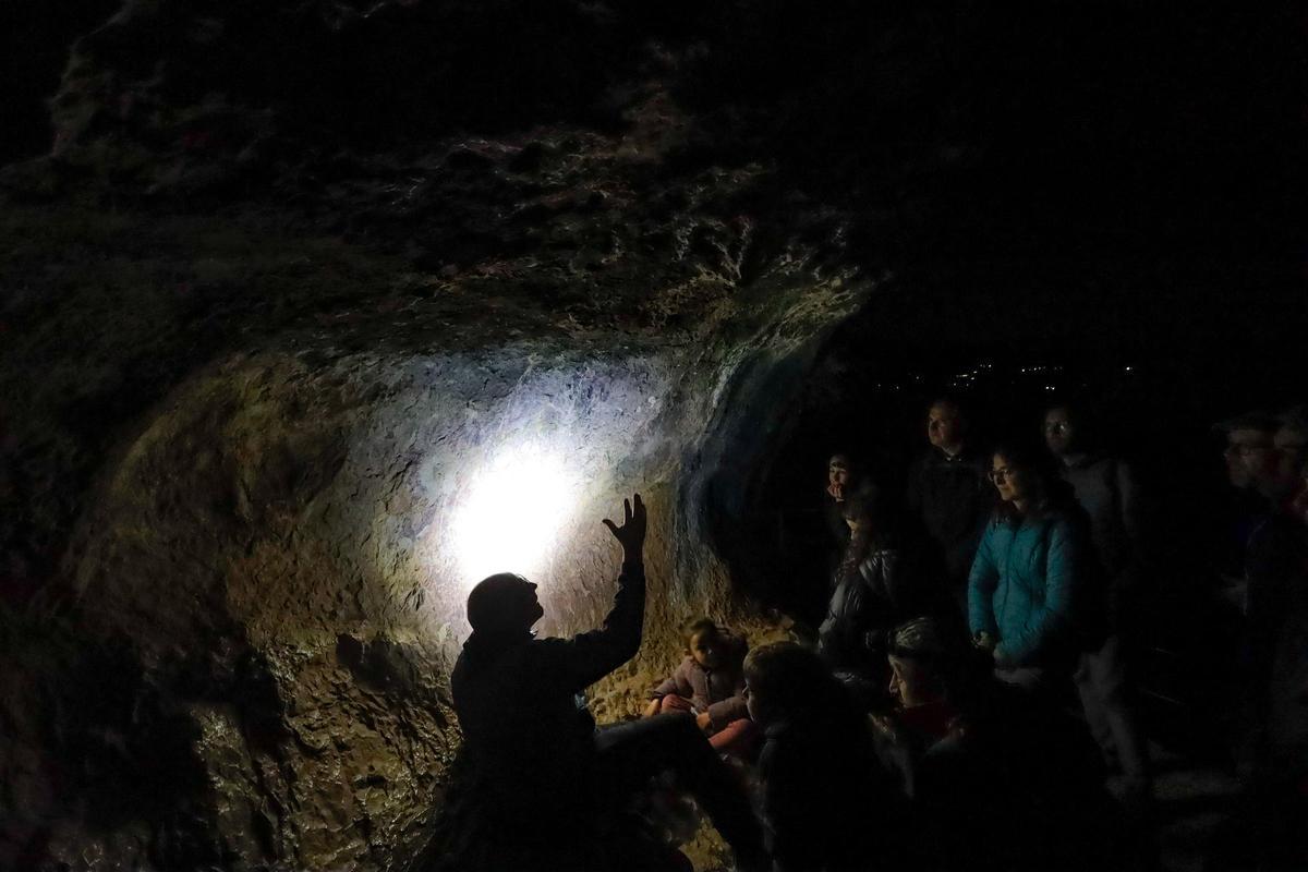 Imágenes de la visita nocturna a las pinturas rupestres de la Sarga