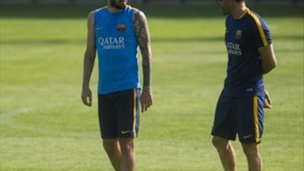 Luis Enrique  charla con Aleix Vidal, ayer,  en el entrenamiento de Sant Joan Despí.