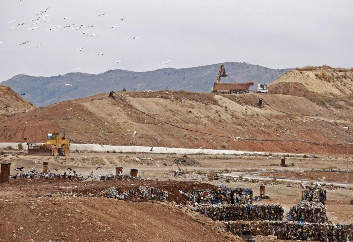El vertedero de Vaersa en Villena dejó de recibir residuos en 2018 y el próximo año será definitivamente sellado y restaurado. | ÁXEL ÁLVAREZ