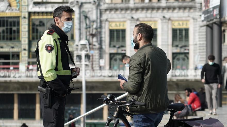 Un hombre habla con un agente en Bilbao.