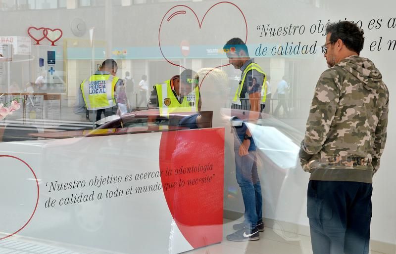 19/07/2018 LAS PALMAS DE GRAN CANARIA. Desahucio e incautación de historiales en la clínica de iDental. SANTI BLANCO  | 19/07/2018 | Fotógrafo: Santi Blanco