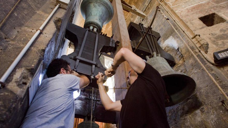 Con una de las campanas de la Catedral de Valencia.