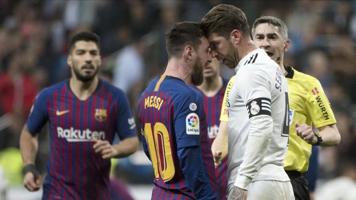 Ramos y Messi discuten durante un clásico