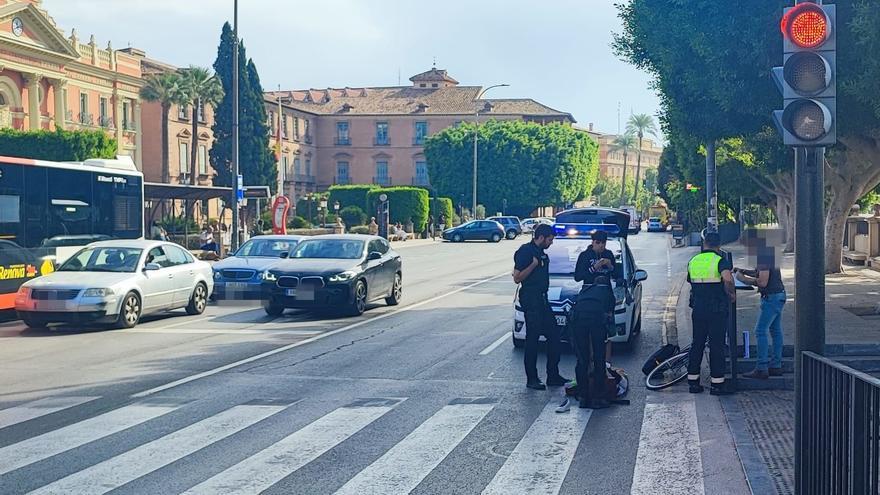 Un ciclista atropella a un peatón en un paso de cebra de la Glorieta de Murcia