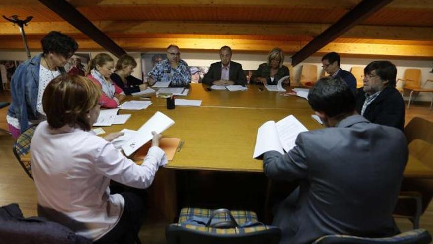 Asistentes, ayer, a la reunión de la Mancomunidad &quot;Comarca Avilés&quot;.