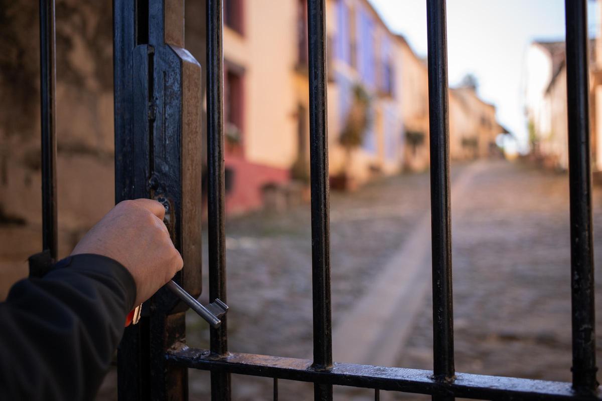 Así es Granadilla, el pueblo abandonado más visitado de España