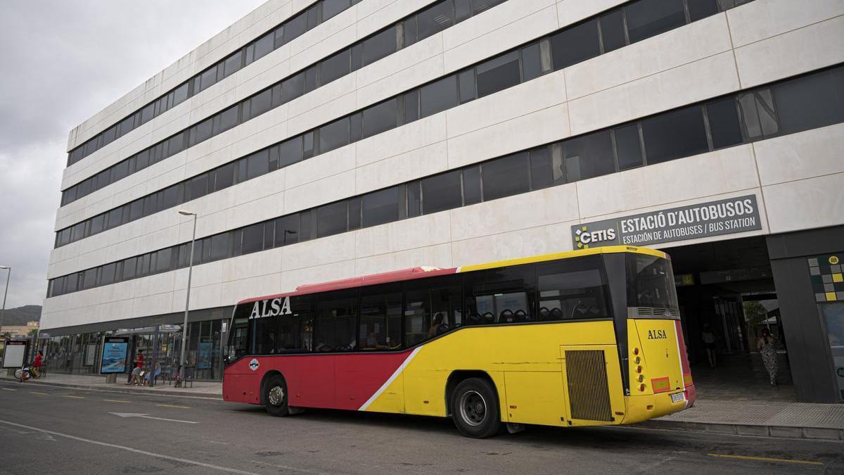 Un autobús en la parada exterior de la estación del Cetis.