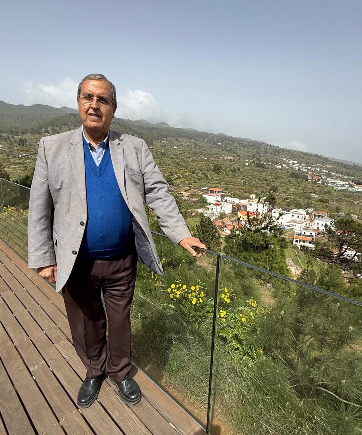 Juan Miguel Padrón, en el mirador de Tajanada, desde donde se observa parte del municipio de El Pinar. | E.D.