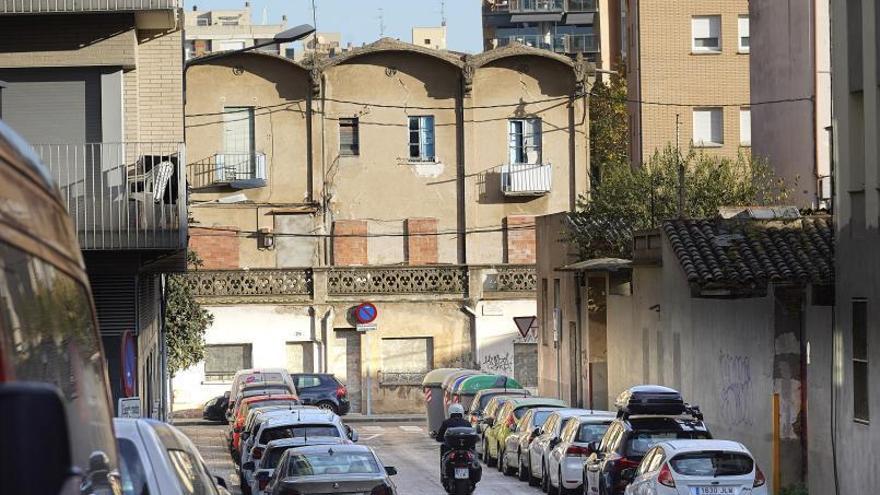 Al fons, un edifici en mal estat del carrer Universitat de Montpeller que ha de ser enderrocat per connectar amb la zona del parc del Migdia.