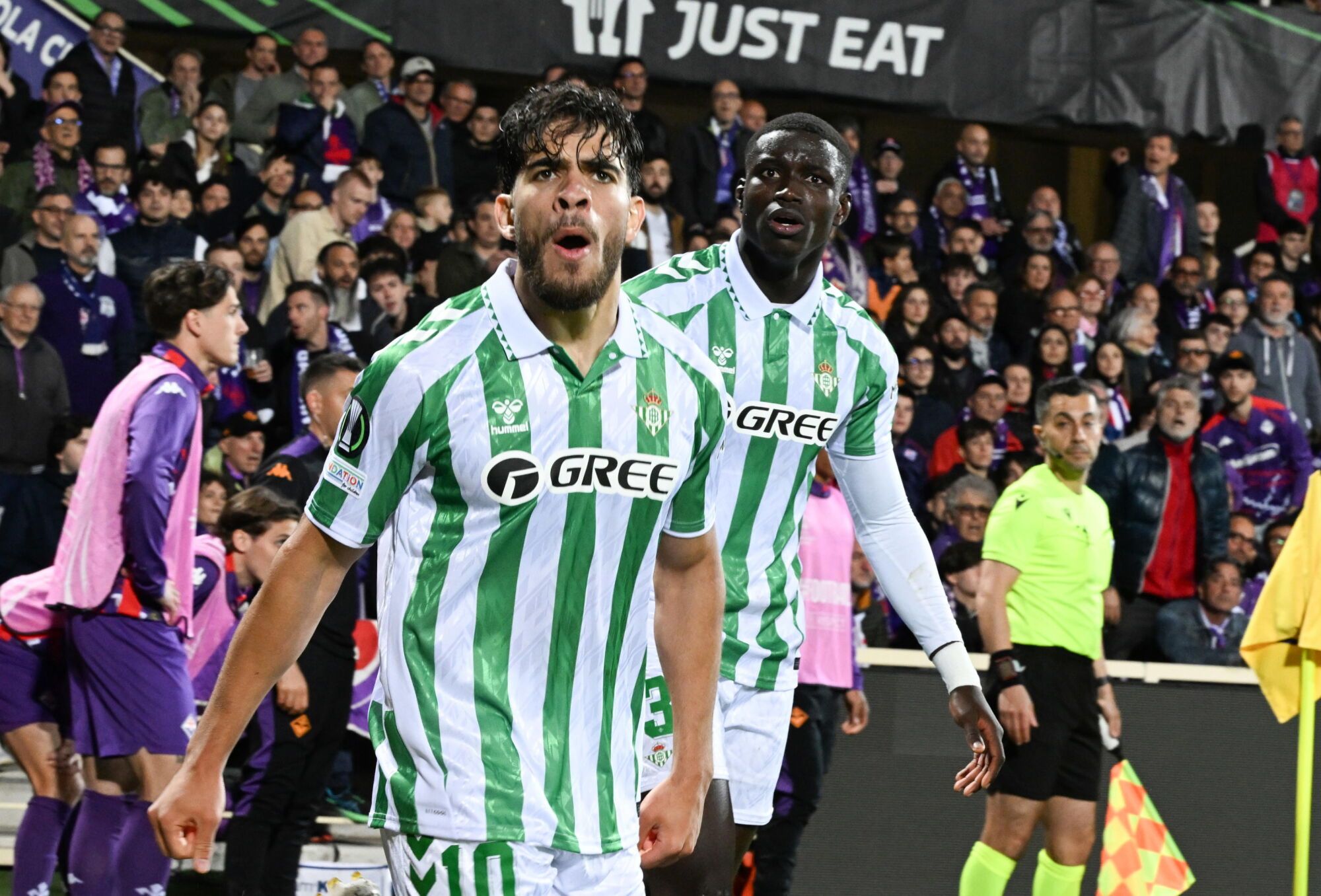 Florence (Italy), 08/05/2025.- Betis's Abde Ezzalzouli celebrates after scoring the 2-2 equalizing goal during the UEFA Conference League semi finals 2nd leg match ACF Fiorentina vs Betis Sevilla at Artemio Franchi Stadium in Florence, Italy, 08 May 2025. (Italia, Florencia) EFE/EPA/CLAUDIO GIOVANNINI